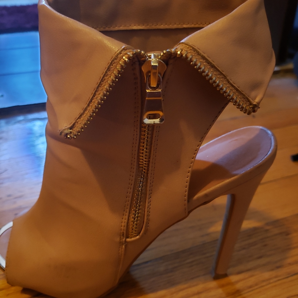 Forever, size 8, tan